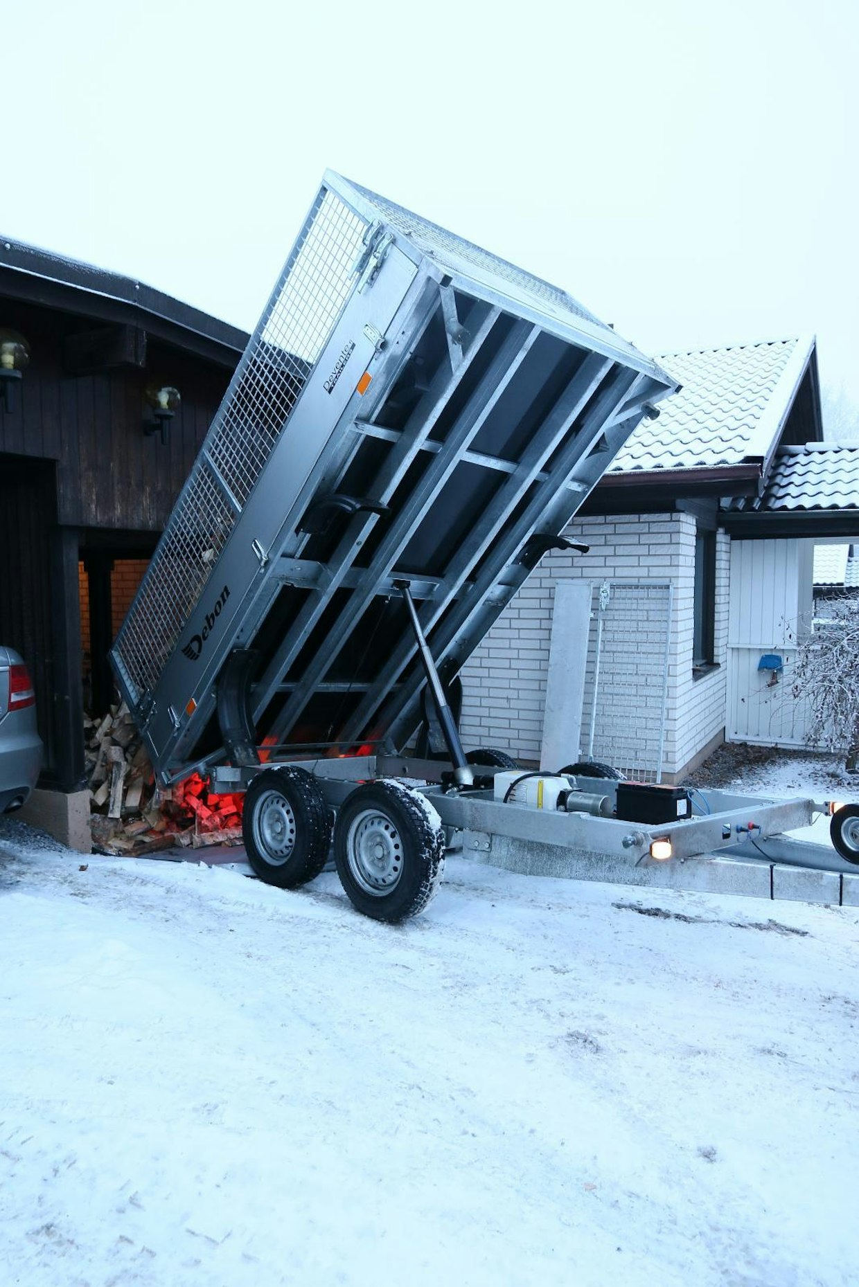Takavalopalkki jää kipattaessa lavan takareunan alle suojaan. 75 Ah akun virta riittää kymmeniin kippauksiin ilman lisälatausta.
