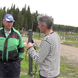 Mikko Mauno (vas.) kertoo värikkäitä tarinoita menneiltä vuosikymmeniltä Juha Jokisen haastattelemana.