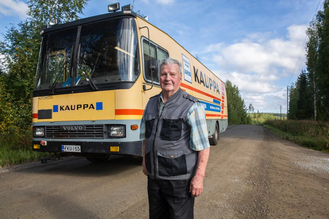 Yrittäjä Matti Sallinen nauttii työstään kauppa-autoilijana. "Jos satavuotiaaksi eläisi, niin ehtisi olla vielä eläkkeelläkin", hän suunnittelee.