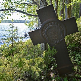 Suomussalmen Kirkkosaaren hautausmaalle on ­haudattu vainajia vielä 1800- ja 1900-luvuilla.