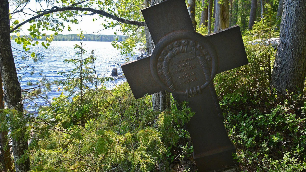 Suomussalmen Kirkkosaaren hautausmaalle on haudattu vainajia vielä 1800- ja 1900-luvuilla.