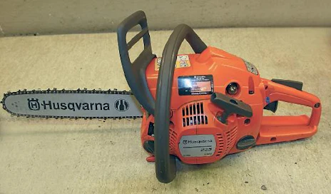 Kevyestä laihdutuskuurista huolimatta painoa HQ 235:llä tankit tyhjänä oli vieläkin 5,5 kiloa, vaikka teho on selvästi ryhmän vähäisin (1,3 kW). Yläkoppa kiinnitetään edelleen ruuveilla pikalukkojen asemesta. Käynnistämisen rituaaleja opastetaan tarroilla sekä sivulla että takana. Kaasuttimen esitäyttöpumpulle onkin tavallista enemmän käyttöä. Takapotkusuojan yläpää tarvitsisi lisäpainoja automaattilaukun varmentamiseksi. Rystysellä se toimi moitteetta. Saha on kasattu USA:ssa.