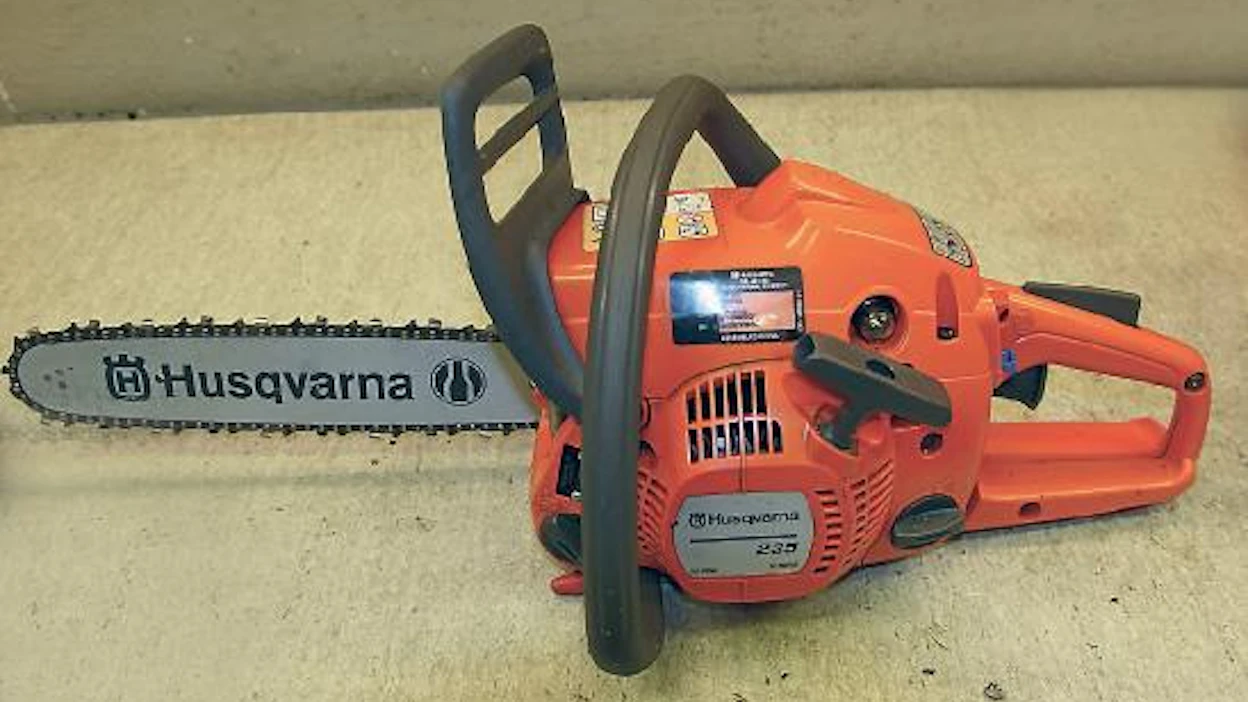 Kevyestä laihdutuskuurista huolimatta painoa HQ 235:llä tankit tyhjänä oli vieläkin 5,5 kiloa, vaikka teho on selvästi ryhmän vähäisin (1,3 kW). Yläkoppa kiinnitetään edelleen ruuveilla pikalukkojen asemesta. Käynnistämisen rituaaleja opastetaan tarroilla sekä sivulla että takana. Kaasuttimen esitäyttöpumpulle onkin tavallista enemmän käyttöä. Takapotkusuojan yläpää tarvitsisi lisäpainoja automaattilaukun varmentamiseksi. Rystysellä se toimi moitteetta. Saha on kasattu USA:ssa.