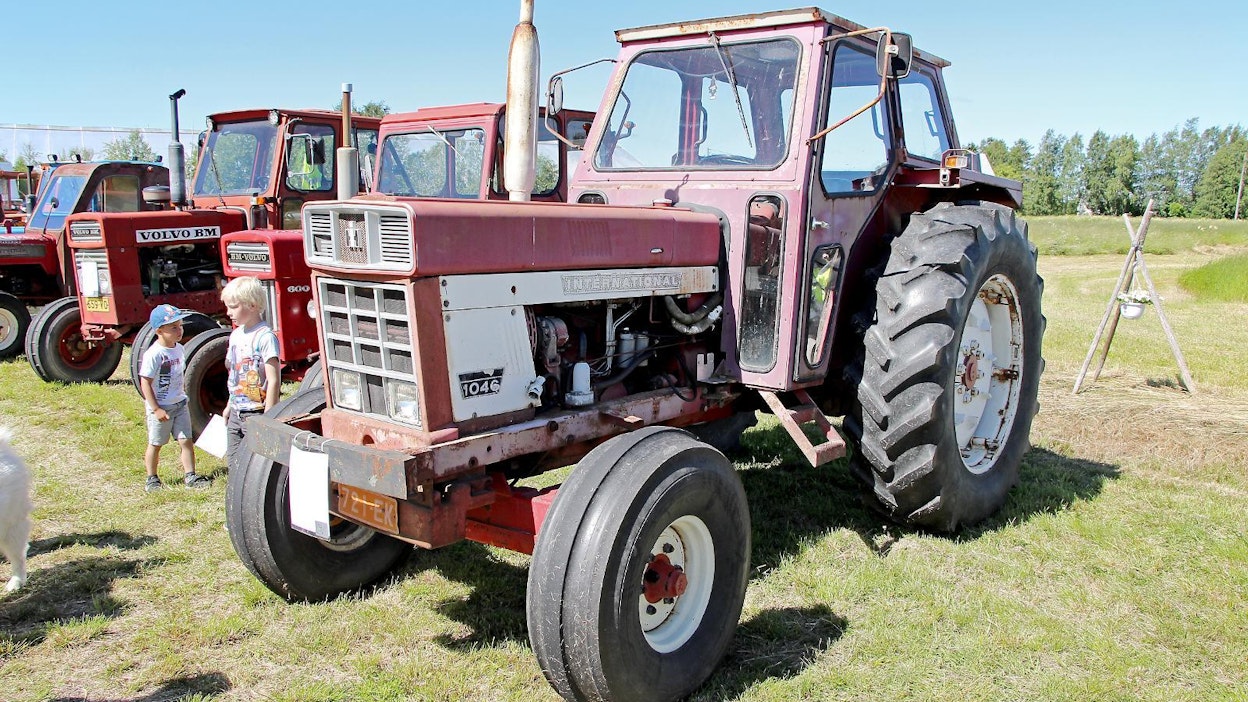 International 1046 -traktoria valmistettiin vuosina 1971–78 Neuss am Rheinissä, Länsi-Saksassa. Traktoreita on valmistettu yhteensä 3 634 kappaletta.