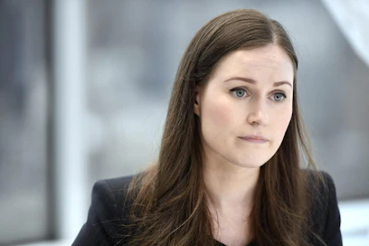 DB Postin jutussa toimittaja kertoo jopa käyneensä Helsingissä haastattelemassa pääministeri Sanna Marinia (sd.). LEHTIKUVA / Heikki Saukkomaa