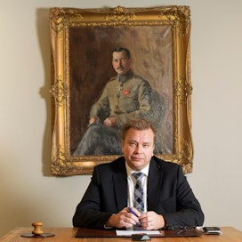 Puolustusministeri Antti Kaikkonen kertoo, että Puolustusvoimat ovat pian valmiita kertomaan etätyömahdollisuuksien lisäämisestä.