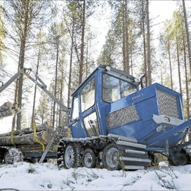 Esa Sarajärvi rakensi ketterän ajokoneen erityisesti harvennushakkuita varten. Posion Kuloharjussa pieni sininen Essa1 on jo tuttu näky. Pekka Fali