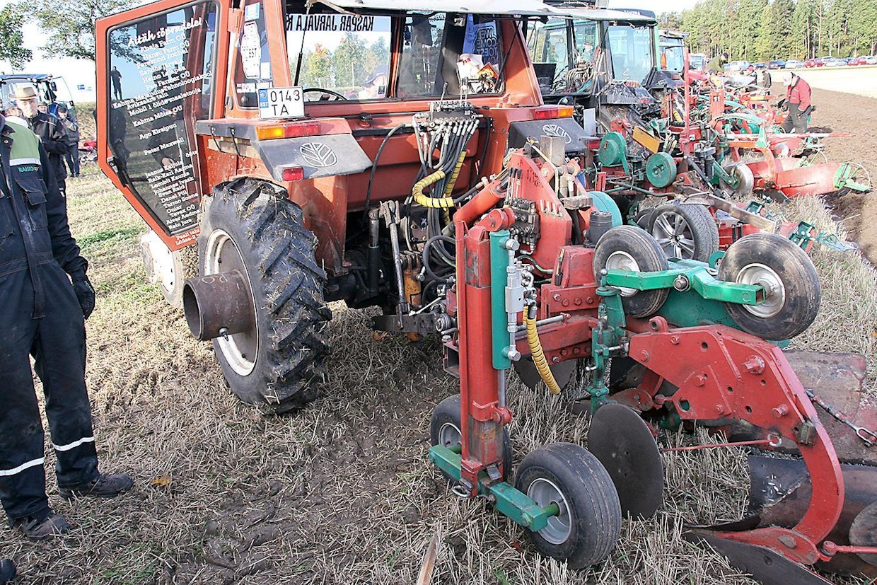 Kasper Järvälan Fiat ja Kvernelandit ovat hyvä esimerkki nykyaikaisesta kyntökilpavälineestä, jossa hydrauliikkaa käytetään terien säädön lisäksi myös traktorin raidevälin muuttamiseen eri työvaiheiden välillä.