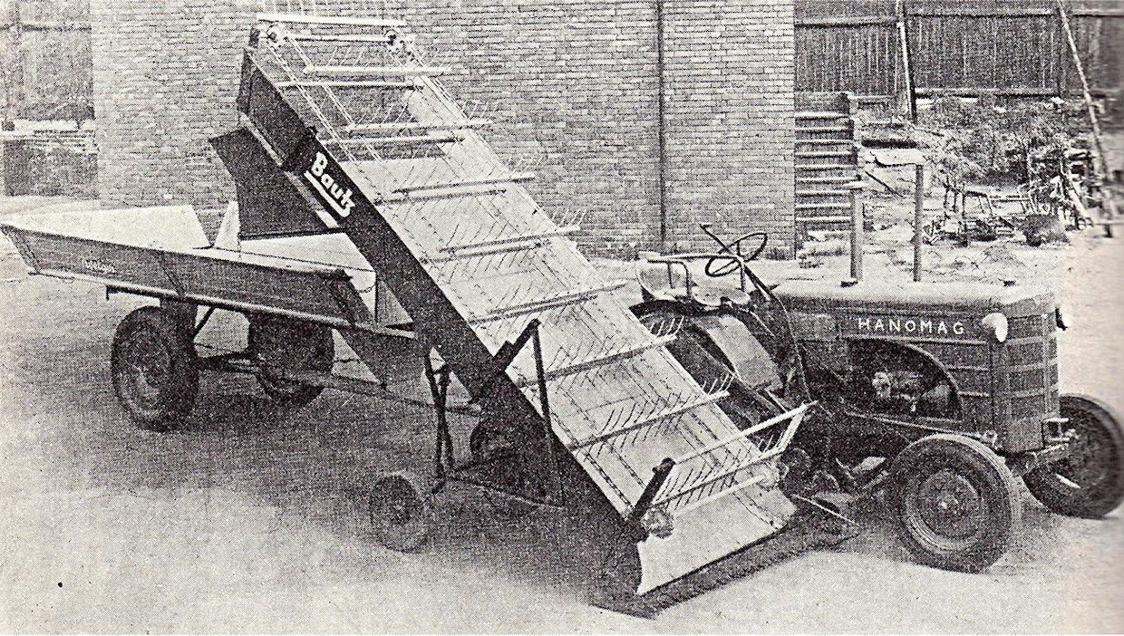 Ensimmäinen askel säilörehunteon koneellistamiseen oli omalla niittoterällä varustettu tai keskiniittokoneeseen yhdistetty elevaattorikuormaaja. Rehu saatiin perävaunuun ilman käsityötä, mutta kärryssä tarvittiin hankomiestä. Samaa menetelmää voitiin käyttää viljankorjuussakin. Kuvassa keskiniittokoneella varustettu Hanomag R25 ja Bautz-kuormaaja 1950-luvun alusta.