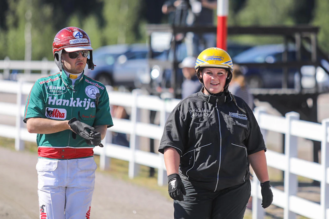 Lauantain Jokimaan T75-ravien ja Suur-Hollolan hahmot: Christa Packalén ja Hannu Torvinen. Saldona kaksi T75-voittoa samalla joukkeella hevosilla Stoencapes Queila ja Pica Pica Oak.