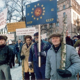 1 1. Helmikuussa 1994 järjestettiin Euroopan unionin vastainen mielenosoitus Helsingissä. EU-jäsenyys edellytti, että maakuntien asema tunnustetaan ja niille annetaan myös valtaa. kuvat: Ilkka Ranta, martti kainulainen ja sari gustafsson/lehtikuva