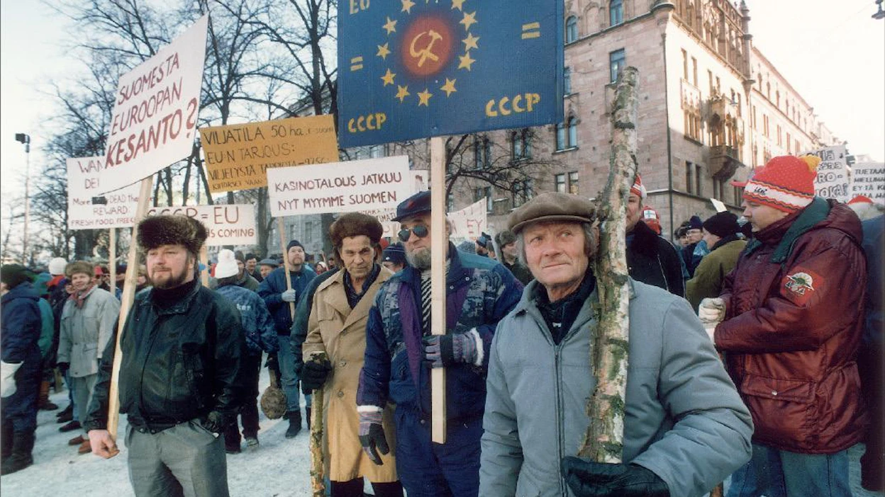 1 1. Helmikuussa 1994 järjestettiin Euroopan unionin vastainen mielenosoitus Helsingissä. EU-jäsenyys edellytti, että maakuntien asema tunnustetaan ja niille annetaan myös valtaa. kuvat: Ilkka Ranta, martti kainulainen ja sari gustafsson/lehtikuva
