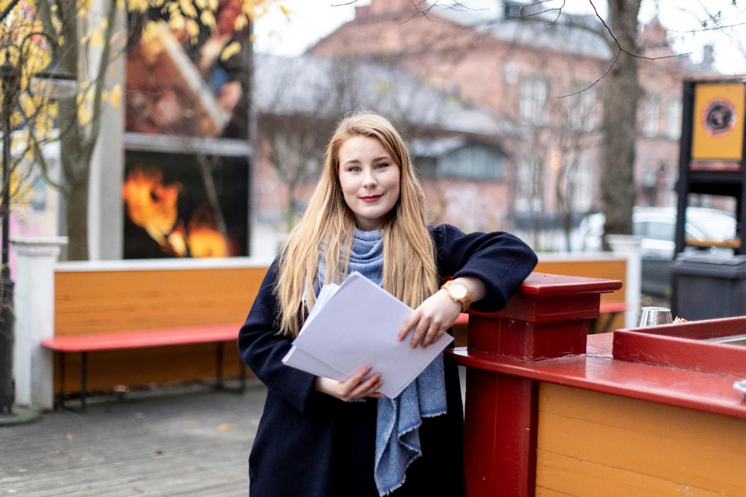 Tampereella asuva Iiris Suomela on kansanedustaja ja vihreiden puheenjohtajan sijainen.