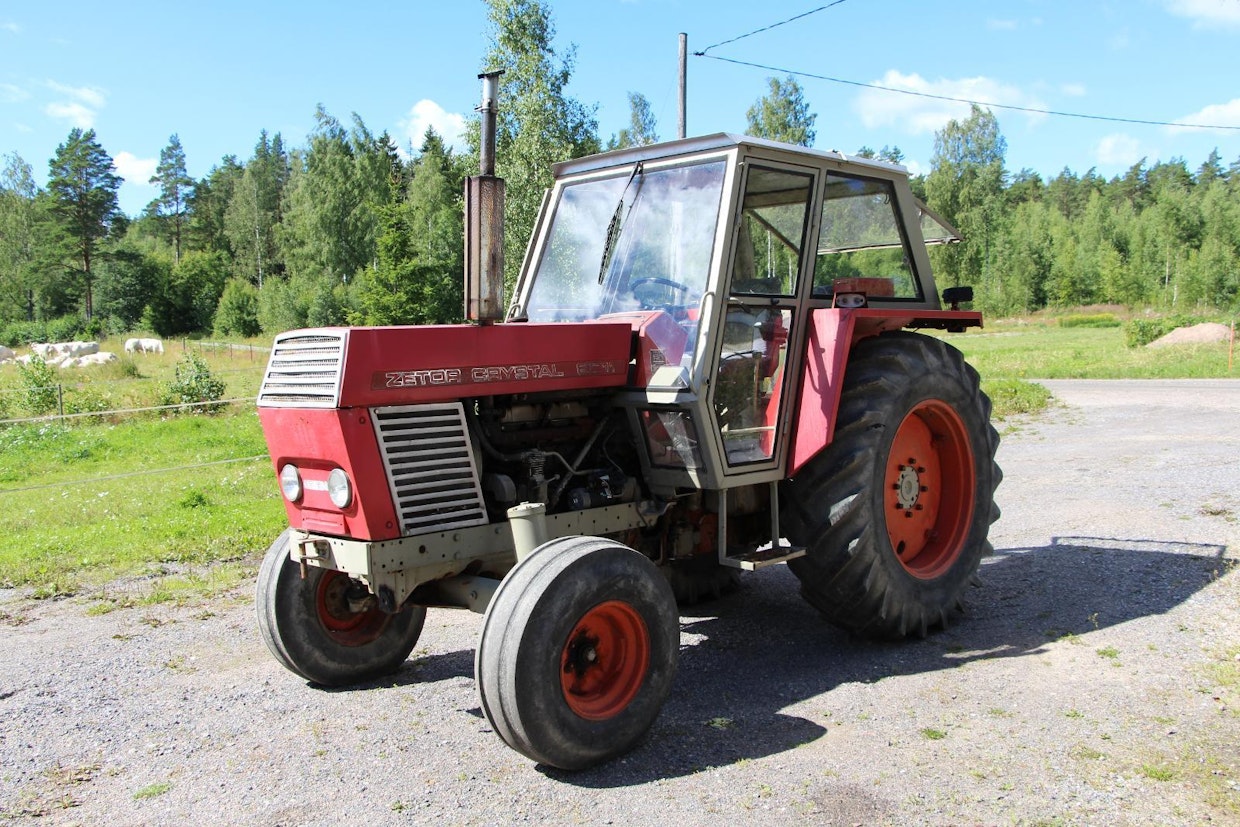 Maailman ensimmäinen kunnolla äänieristetyllä ja tärinävaimennetulla tehdasohjaamolla varustettu traktori oli vuonna 1968 valmistunut Zetor Crystal 8011. Sarjatuotantoon eteneminen otti aikaa, minkä takia Crystalin etulyöntiasema meni osittain hukkaan. Se pani kuitenkin osaltaan vauhtia länsimerkkien ohjaamosuunnitelmiin. Crystalia tehtiin vähäisillä muutoksilla parannettuna vajaan 20 vuoden ajan, 6-sylinterinen malli tuli saataville vuonna 1974.