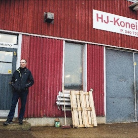 Janne Pitkänen (vas.) jatkaa isänsä Heikin aloittamaa metallipajaa entisessä navetassa. ”Tarkoitus on, että kun työntekijä otetaan, se otetaan loppuiäksi.” Kari Salonen