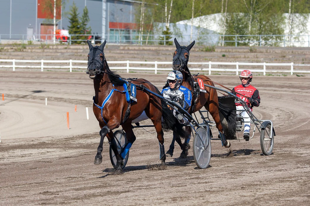 Kaverukset Antti Ojanperä ja Santtu Raitala loistivat - eivät peräkkäin – vaan rinnan Pihtiputaan Hiekalla kesäraveissa keskiviikkona.