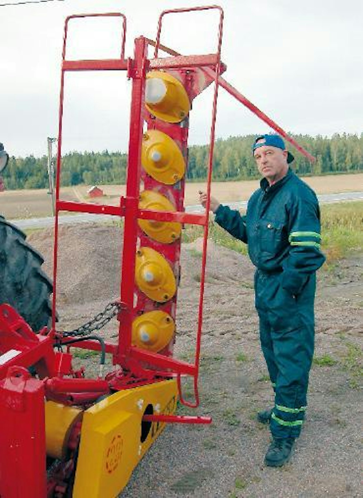 Maanviljelijä Mauri Nurmi Kiskon Orijärveltä tuli noutamaan ostamansa TEKO-lautasniittokoneen. Vaihtokoneena hän toi yritykseen Pomo-lautaniittokoneen, jonka remmivetoisuuteen hän oli jo kyllästynyt.