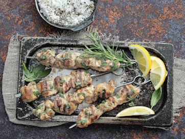 Fasaanin rintafileet grillataan nopeasti kypsyvinä vartaina. Tarjoa ne kesäkasvisten ja salaatin kanssa.