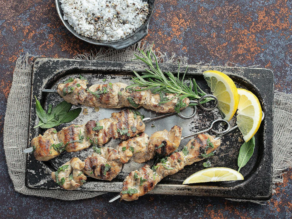 Fasaanin rintafileet grillataan nopeasti kypsyvinä vartaina. Tarjoa ne kesäkasvisten ja salaatin kanssa.