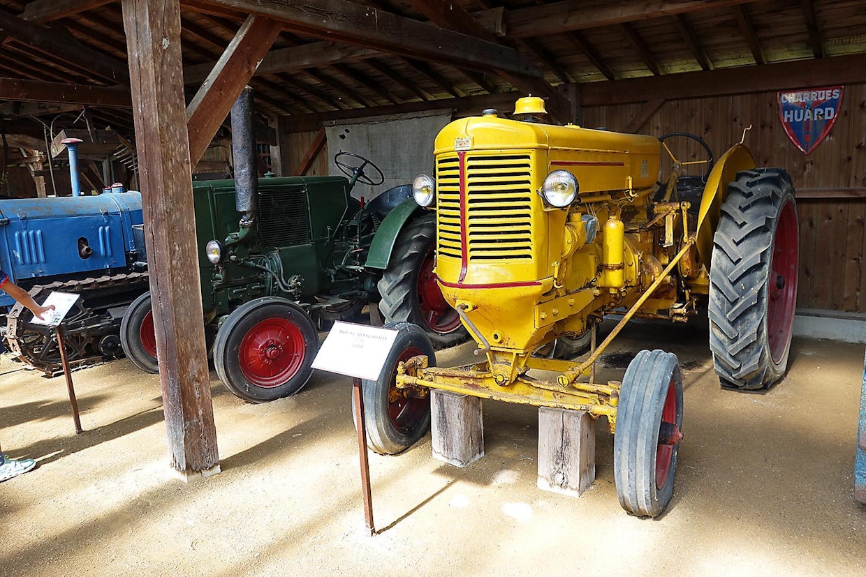 Amerikkalaisen Minneapolis Moline UTS:n valmistusvuodeksi oli merkitty vuosi 1935. Sen oikeellisuudesta ei oltu varmoja. Joka tapauksessa UTS vaikuttaa hyvin modernilta verrattuna saman aikakauden ranskalaisiin traktoreihin.