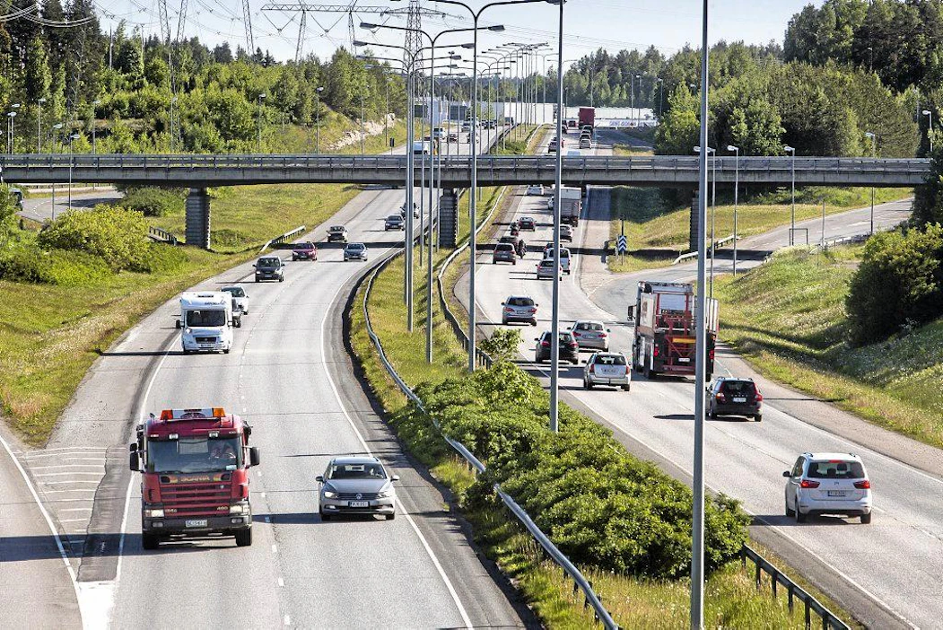 Rekisteritunnusten lukulaitteilla pystytään liikennevirrasta havaitsemaan käyttökiellossa olevat autot.