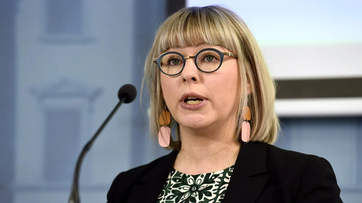 Sosiaali- ja terveysministeri Aino-Kaisa Pekonen (vas.) esittelee tänään hallituksen kaavaileman mallin nykyistä joustavammaksi perhevapaauudistukseksi. LEHTIKUVA / Vesa Moilanen