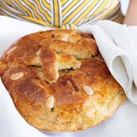 Kulitsa on makea leipä, jota tarjotaan kahvipöydässä pashan kanssa. Toki kulitsaviipaleelle voi sivellä myös maustettua rahkaa.