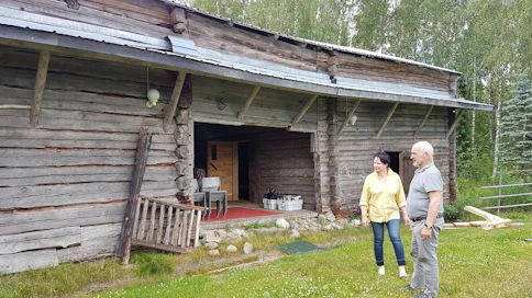 Marja ja Markku Kauppi vielä rauhallisella festarialueella torstaina. Perjantaina riihen aukossa on Naamojen päälava.