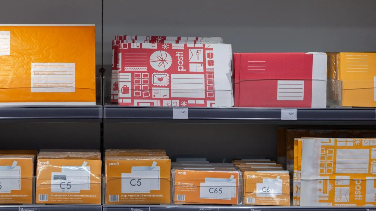 Posti on jo aiemmin pidentänyt pakettien säilytysaikaa postikonttoreissa ja automaateissa viikosta kolmeen viikkoon. LEHTIKUVA / HANNA MATIKAINEN