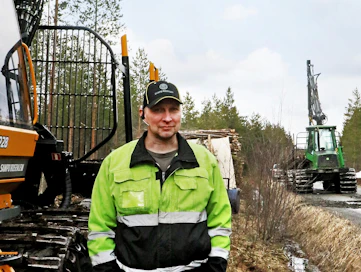 Mika Väkeväiselle Pohjanmaan metsät ovat tuttuja koko yrittäjäuran ajalta ja hän viihtyy niiden keskellä.