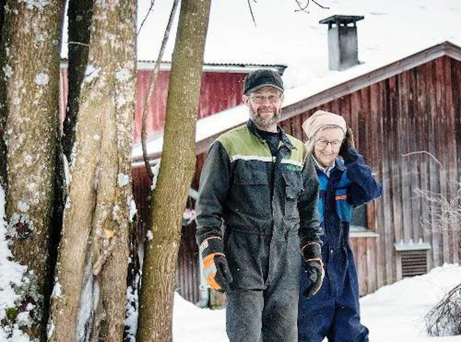 Perhehoidossa Kiteellä viikon viettävä Irja Pirinen lähti käymään Tauno Havurinteen navetassa. Irjallakin on aikoinaan ollut karjaa.