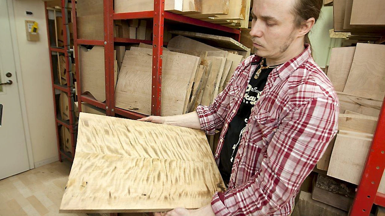 Ruokangas kitara kuivattua lämpökäsiteltyä loimukoivu lankkua , kitaroiden kansien raaka-aine Juha Ruokangas puusepäntyö