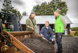 Maanparannuskuitua tehdään kompostoimalla metsäteollisuuden jätelietettä. Kompostia tutkimassa kuitua valmistavan Soilfoodin johtaja Sampo Järnefelt (vas), Rautakorven tilan isäntä Janne Laakso ja Luken erikoistutkija Kimmo Rasa.