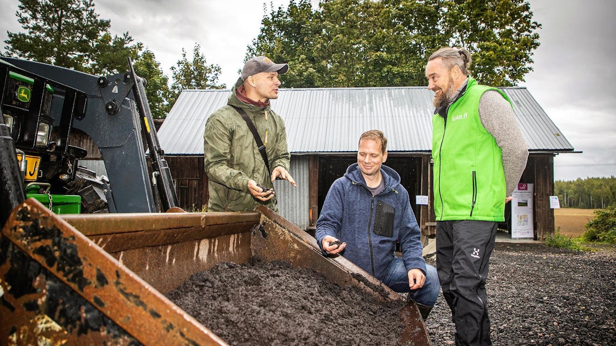 Maanparannuskuitua tehdään kompostoimalla metsäteollisuuden jätelietettä. Kompostia tutkimassa kuitua valmistavan Soilfoodin johtaja Sampo Järnefelt (vas), Rautakorven tilan isäntä Janne Laakso ja Luken erikoistutkija Kimmo Rasa.