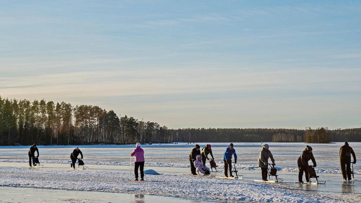 Kauniina talviviikonlopun päivänä kaikki reilut sata talkoovoimin kunnostettua kelkkaa kiitävät pitkin Hämeenlinnan Alajärven jäätä ja rannalla on ihmisiä odottamassa vuoroaan.