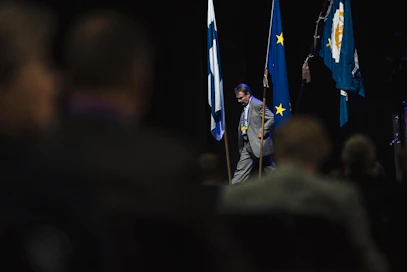 Entinen puolustusministeri Ilkka Kanerva esitteli Turun puoluekokousväelle kokoomuksen ulko- ja turvallisuuspoliittisen kannanoton.