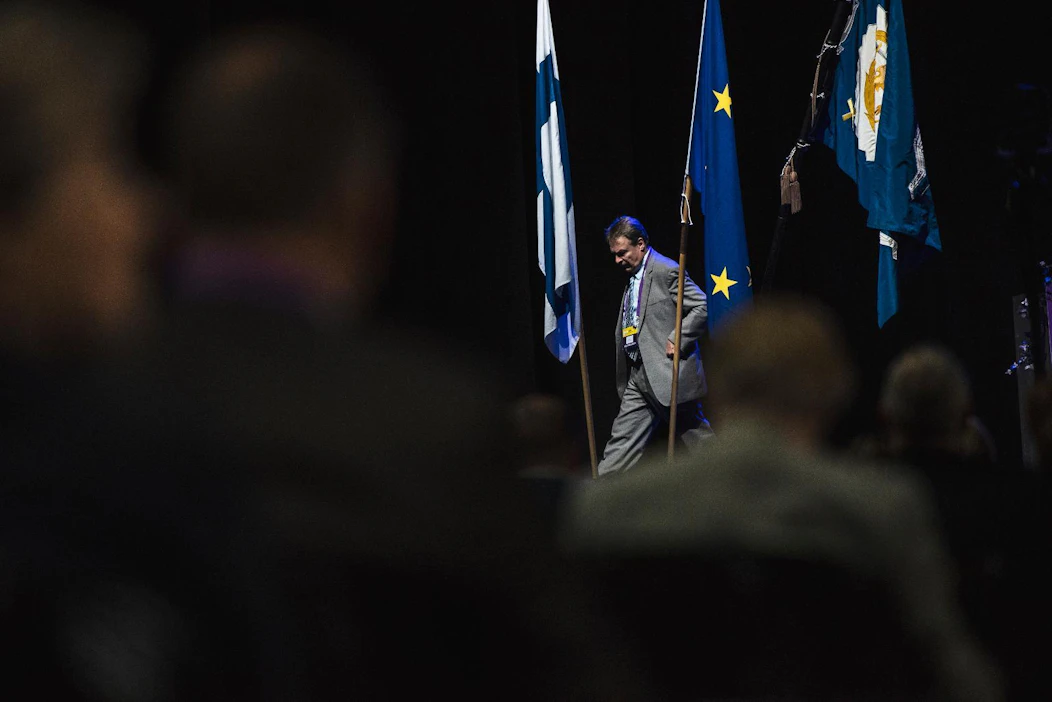 Entinen puolustusministeri Ilkka Kanerva esitteli Turun puoluekokousväelle kokoomuksen ulko- ja turvallisuuspoliittisen kannanoton.