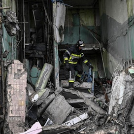 Venäjä pommitti asuinkerrostaloa Kiovassa maanantaina. LEHTIKUVA/AFP