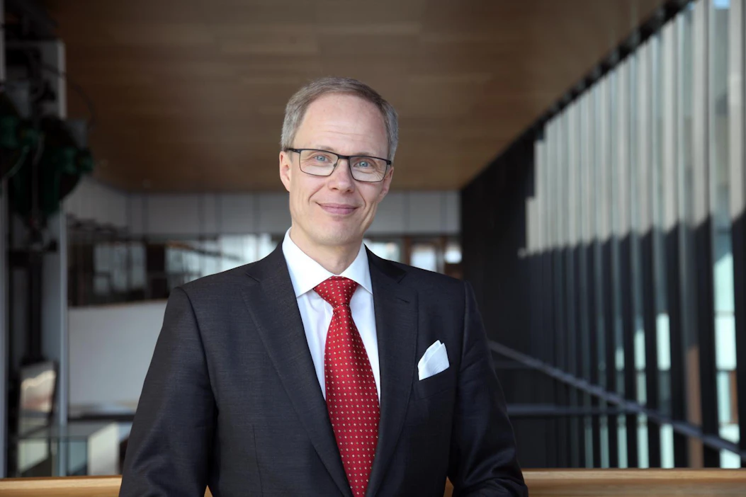 Juha Koponen aloittaa LähiTapiolan pääjohtajana ensi vuoden alusta. Turkulaissyntyinen ja Åbo Akademista valmistunut Ekonomie magister Koponen lukeutuu yhä TPS:n jääkiekkoseuran kannattajiin.