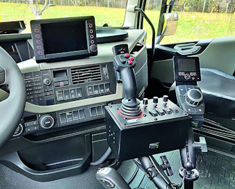 Arctic Machinen iRoad 4 -ohjausjärjestelmään kuuluva näyttö ja joystick-kahva. Kaikkia kesä- ja talvitoimintoja voidaan hallita samalla ohjaimella. Äärimmäisenä oikealla on iRoad 5 -rullaohjain tienhoitoautomaatin hallintaan. Se voidaan varustella AM SD -rullaohjaimella, mikä mahdollistaa erilaisten sirotteluasetuksien tallentamisen pikamuistipaikoille.