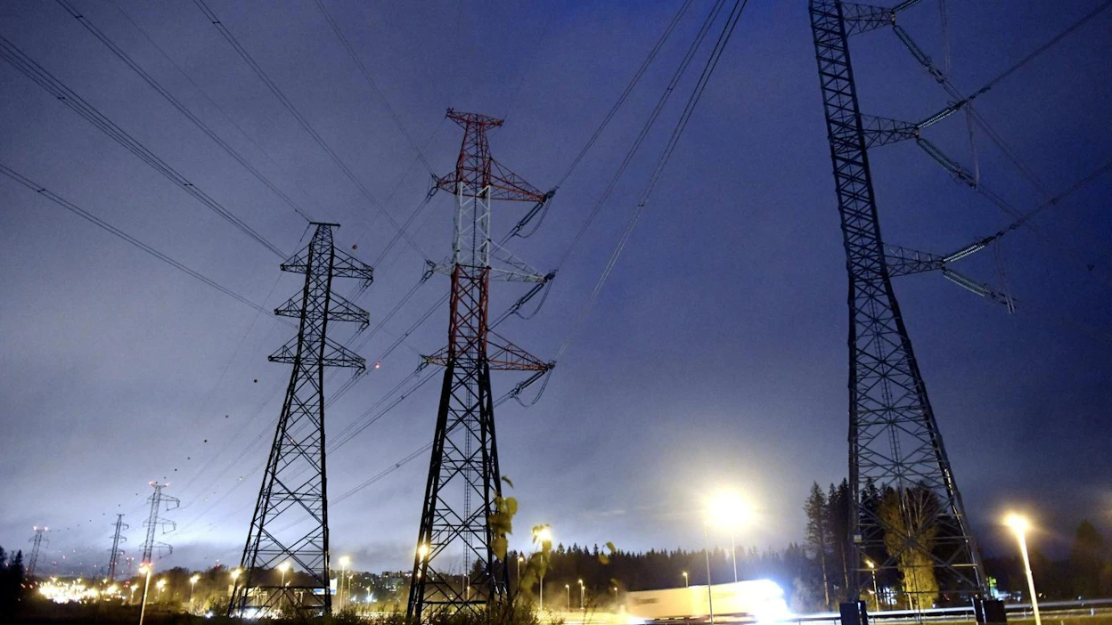 Suomessa ensimmäistä kertaa mitattu hirmumyrskyluokan tuuli ei vastaa trooppisen hirmumyrskyn rajuutta. Tuuli kaatoi voimalinjan kaksi pylvästä Eurajoella. Aihekuva.