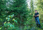 Joulukuusenviljelijä Heikki Puputti näytti elokuussa Eurassa mallia kuusen havujen oikeaoppiseen karsintaan.