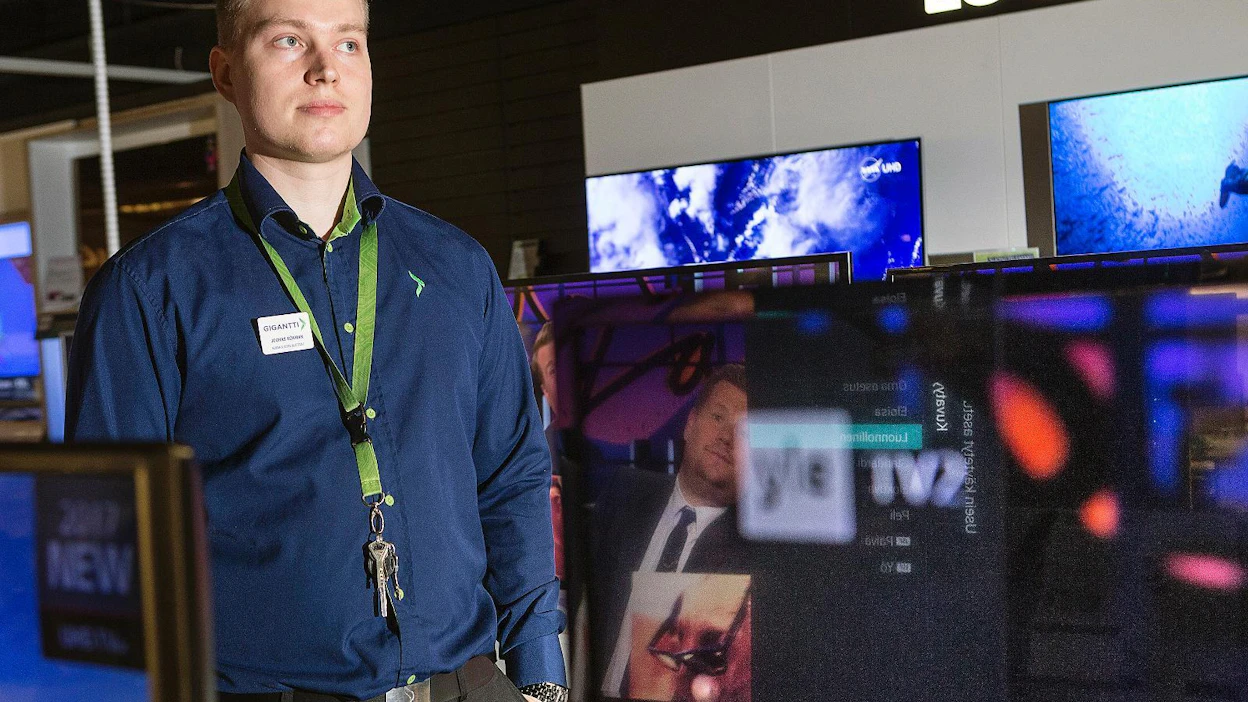 Osastopäällikkö Joonas Rökman seuraa aitiopaikalta suomalaisten kodintekniikkakulutuksen kasvua.