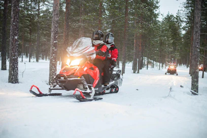 Matkailuyrittäjät järjestävät kelkkasafareita luvallisilla reiteillä.