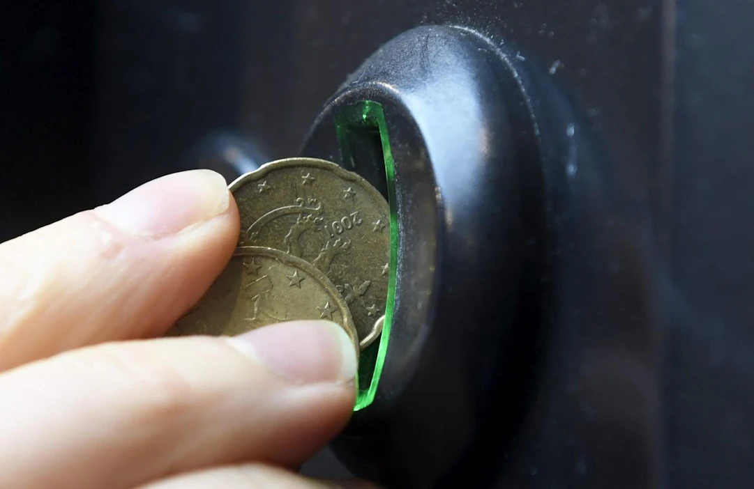 Rahapeliongelmat liittyvät raportin mukaan usein muihin ongelmiin. Esimerkiksi lähipiirin rahapeliongelmat lisäävät todennäköisyyttä sille, että ihmisillä on ongelmia pelaamisen kanssa. LEHTIKUVA / VESA MOILANEN