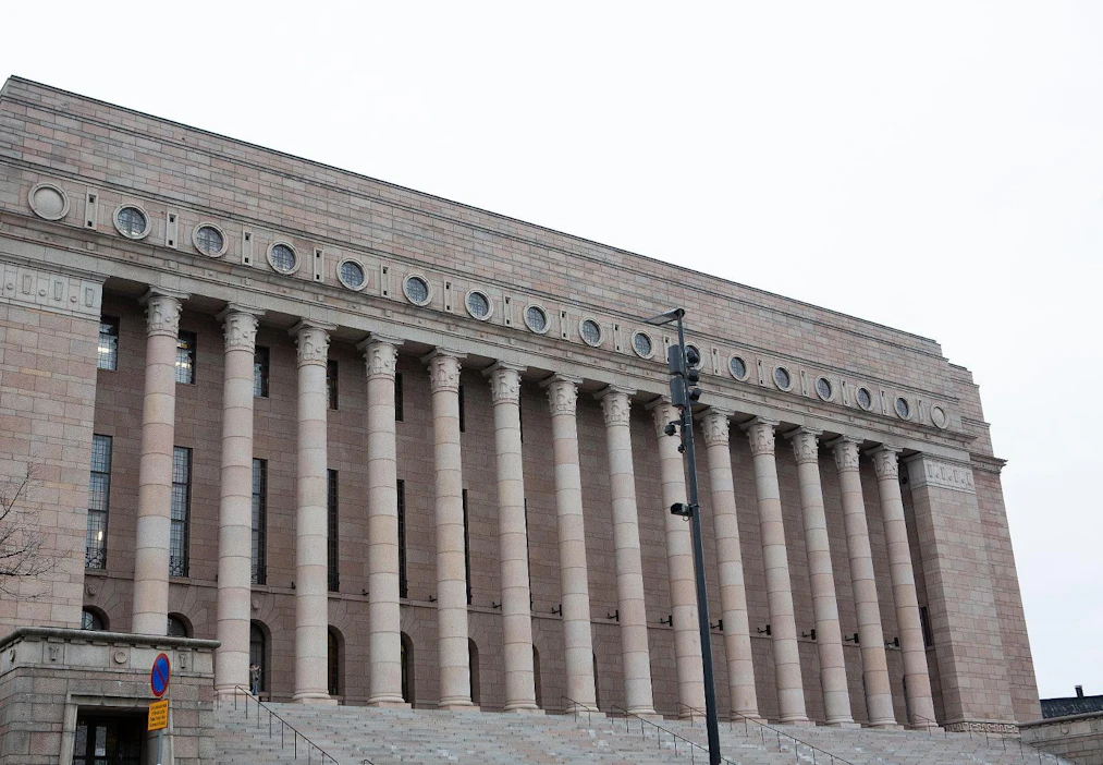 Eduskuntaryhmät vetoavat suomalaisiin, että Suomessa asuvat venäläistaustaiset eivät joutuisi syrjinnän tai häiriköinnin kohteeksi.