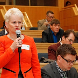 Valtuuskunnan 1. varapuheenjohtaja Tiina Linnainmaa pitämässä puheenvuoroa valtuuskunnan kokouksessa marraskuussa Helsingissä.
