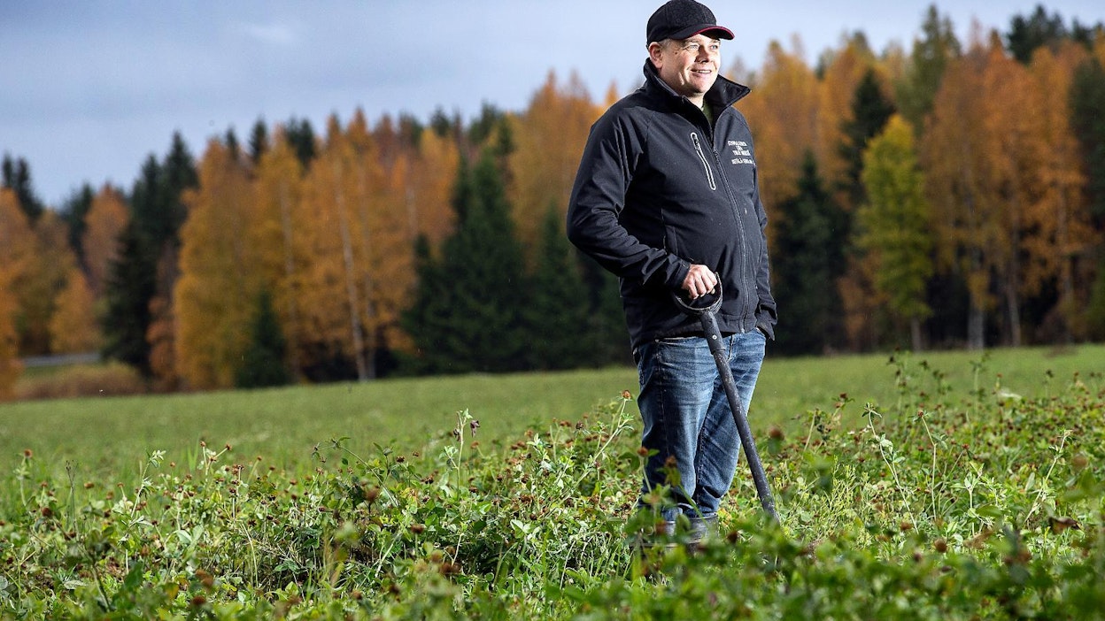 Jari Eerola Tuuloksesta sai stipendin hiiliviljelyn ekologisten valintojen kehittämiseksi naudanlihan- ja kasvintuotantoon. Kuvassa Eerola pellollaan vuonna 2019.
