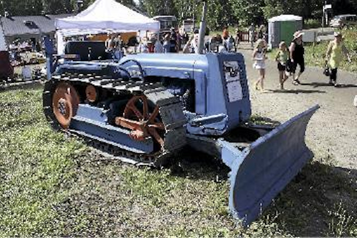 County Full Track Z -telatraktorit tulivat Suomeen 50-luvun alussa samaan aikaan kuin uudet Fordson Majorit. Ilman varusteita 3,8 tonnia painanut tela-Majuri maksoi 920 000 markkaa vuonna 1954. Puskulevy ja 10 tonnin vinssi kasvattivat painoa 1 700 kilolla ja hintaa vajaalla 500 000 markalla. Tavallisen diesel-Majorin listahinta oli tuolloin 397 000 mk. (Puhos)