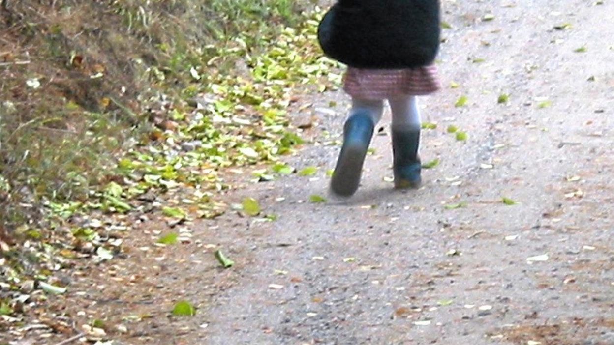 Lapsi nauraa ja juoksee, Alina